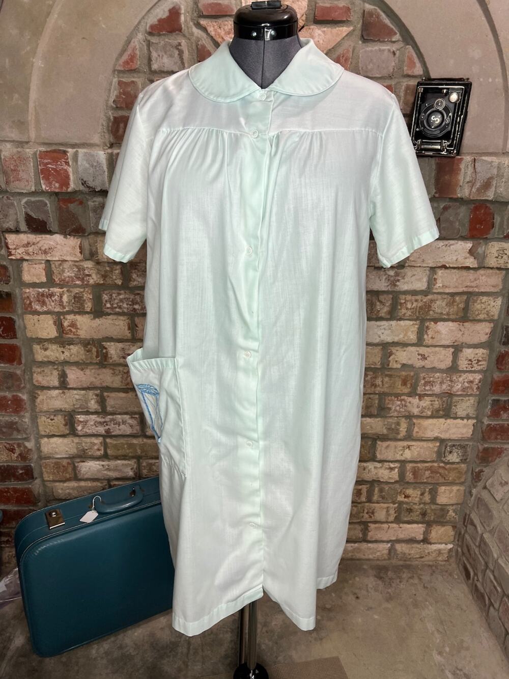 Vintage house dress frolicking embroidered pocket hourglass green blue